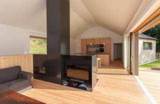 Einfamilienhaus innen, moderner Kamin und Holz Küche