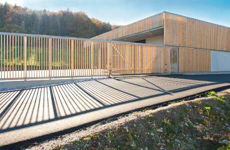 Bauhof Innermanzing, Holz Fassade, Holz Tor