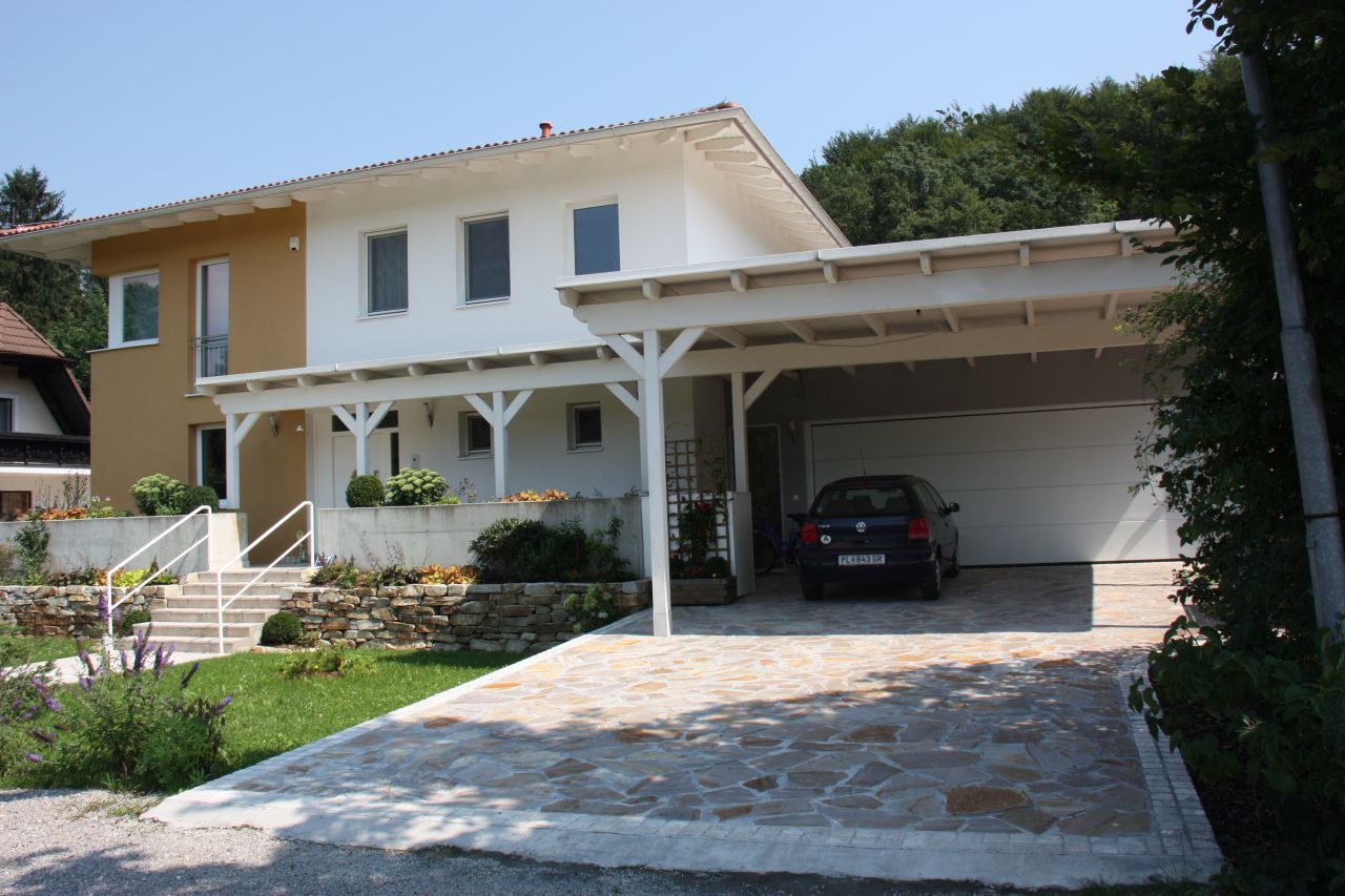 Einfamilienhaus mit Garten und Garage