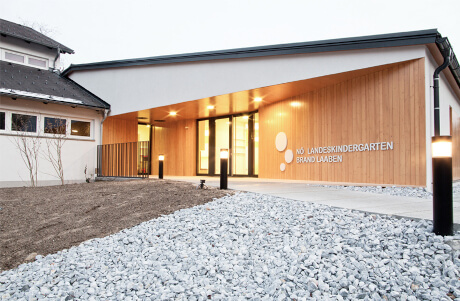 Kindergarten Laaben, Außen mit Holzfasade